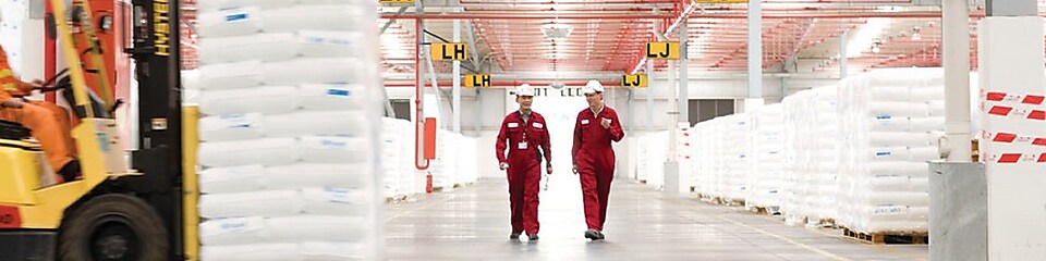 Два працівники ідуть по заводу