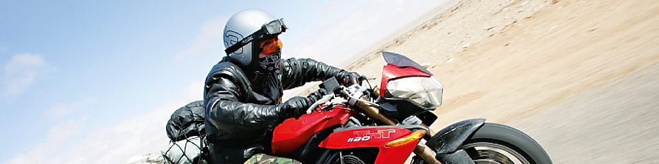 Гері Інман їде на мотоциклі по пустелі