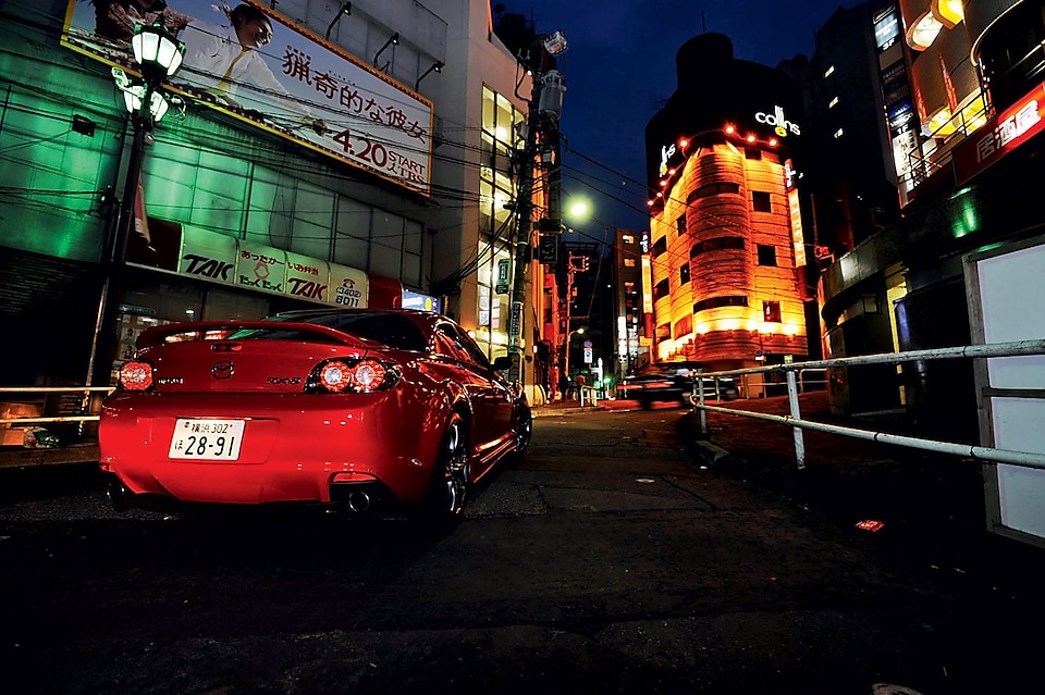 Mazda на дорозі нічного Токіо
