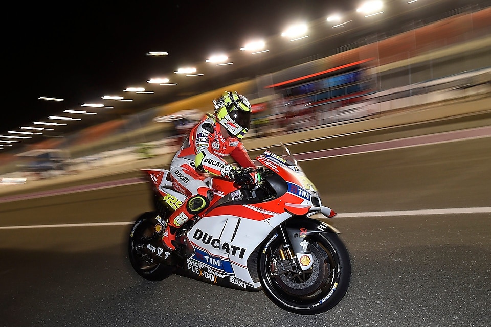 Гонщик Ducati верхи на мотоциклі несеться на великий швидкості по трасі вночі